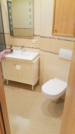 Fasādes māja, renovēta māja, ieeja no ielas, ir lifts, kāpņu telpa pēc kapitālā remonta, Rīga - foto 9