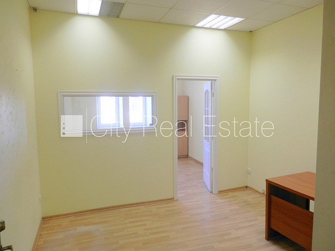 Fasādes māja, renovēta māja, ieeja no ielas, ir lifts, kāpņu telpa pēc kosmētiskā remonta, Rīga - foto 10