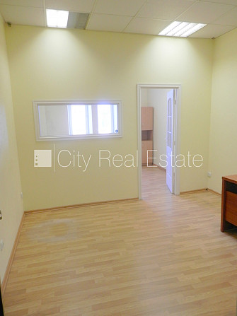 Fasādes māja, renovēta māja, ieeja no ielas, ir lifts, kāpņu telpa pēc kosmētiskā remonta, Rīga - foto 4