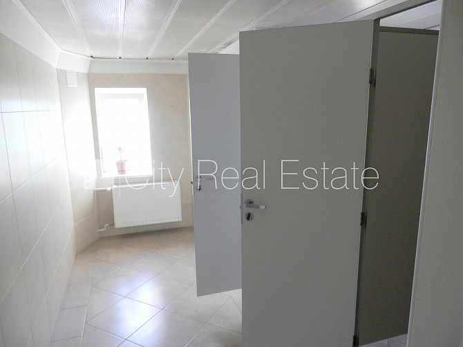 Fasādes māja, renovēta māja, ieeja no ielas, ir lifts, kāpņu telpa pēc kosmētiskā remonta, Rīga - foto 20