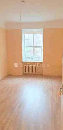 Фасадный дом, реновированный дом, вход с улицы, лифт, лестничная клетка после Rīga