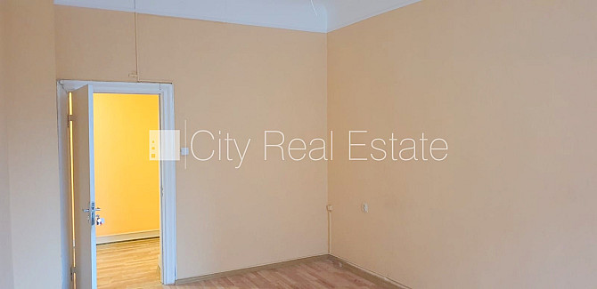 Fasādes māja, renovēta māja, ieeja no ielas, ir lifts, kāpņu telpa pēc kapitālā remonta, Rīga - foto 2