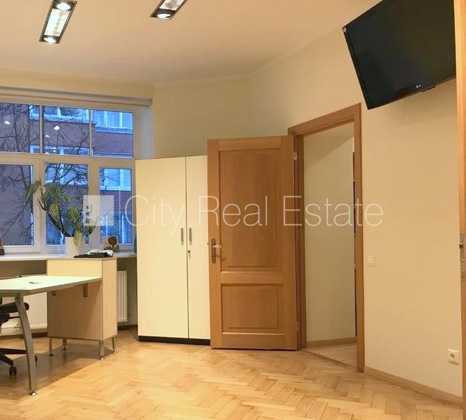 Pagalma māja, renovēta māja, labiekārtots apzaļumots pagalms, teritorijas iebrauktuves vārti Rīga - foto 5