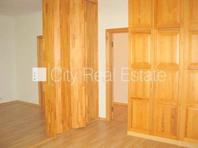 Pagalma māja, renovēta māja, slēgta teritorija, ieeja no pagalma, ir lifts, kāpņu telpa pēc Rīga - foto 5