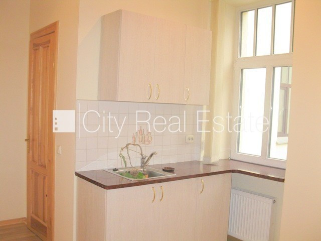 Pagalma māja, renovēta māja, slēgta teritorija, ieeja no pagalma, ir lifts, kāpņu telpa pēc Rīga - foto 17