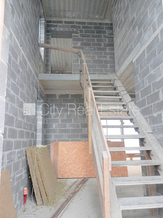 Таунхаус, новостройка, территория обнесена деревянным забором, охраняемая Юрмала - изображение 16