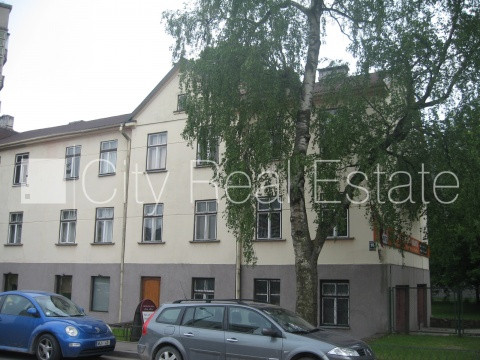 Fasādes māja, šīfera jumta segums, labiekārtots apzaļumots pagalms, iežogota teritorija, Rīga - foto 2