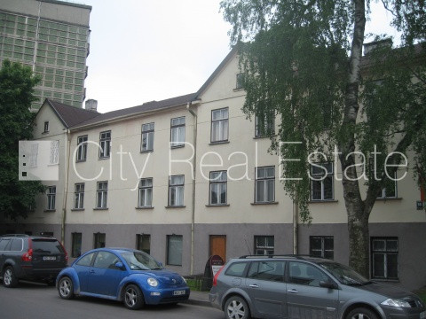 Fasādes māja, šīfera jumta segums, labiekārtots apzaļumots pagalms, iežogota teritorija, Rīga - foto 3