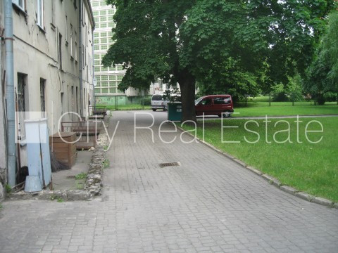 Fasādes māja, šīfera jumta segums, labiekārtots apzaļumots pagalms, iežogota teritorija, Rīga - foto 19