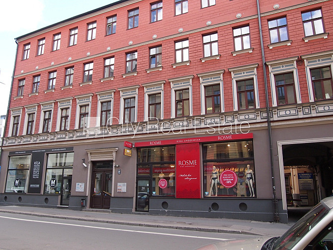 Fasādes māja, renovēta māja, objektu apsargā fiziskā apsardze, ieeja no ielas, kāpņu telpa Rīga - foto 8