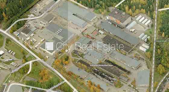 Закрытая территория, территория обнесена бетонным забором, высота въездных Rīga