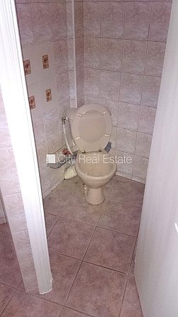 Fasādes māja, renovēta māja, ieeja no ielas, beletāža, ir lifts, kāpņu telpa pēc Rīga - foto 16