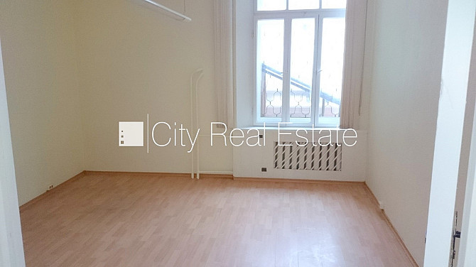 Fasādes māja, renovēta māja, ieeja no ielas, beletāža, ir lifts, kāpņu telpa pēc Rīga - foto 2