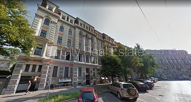 Fasādes māja, renovēta māja, ieeja no ielas, beletāža, ir lifts, kāpņu telpa pēc Rīga - foto 19