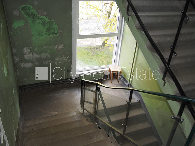 Fasādes māja, labiekārtota apzaļumota teritorija, iežogota teritorija, ieeja no pagalma, logi Rīga - foto 17