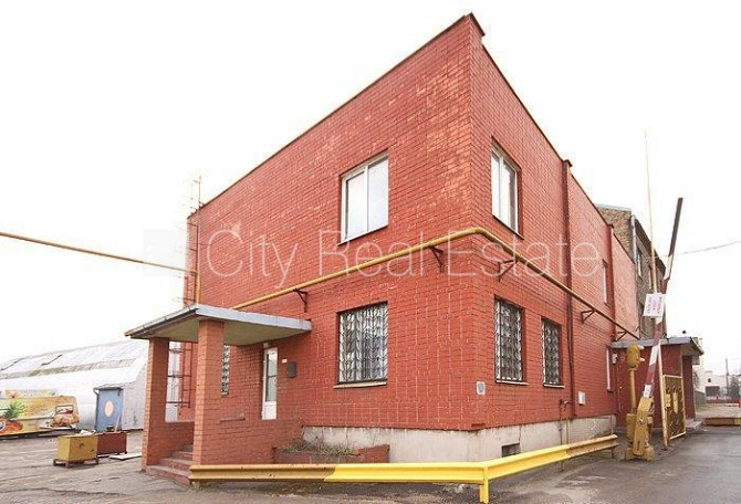 Slēgta teritorija, iežogota teritorija ar metāla sētu, vieta vairākām automašīnām, kāpņu Rīga - foto 6