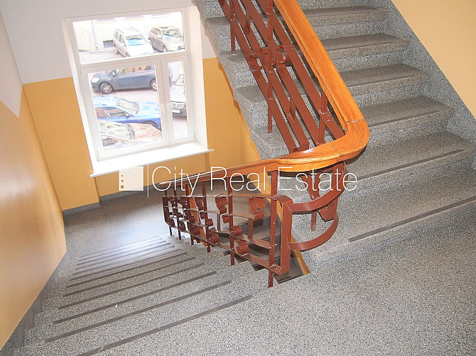 Fasādes māja, renovēta māja, ieeja no ielas, kāpņu telpa pēc kosmētiskā remonta, logi Rīga - foto 6