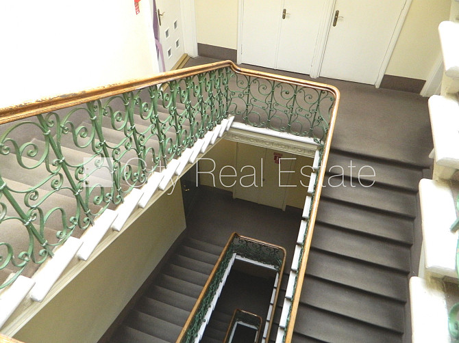 Fasādes māja, objektu apsargā fiziskā apsardze, ieeja no ielas, ir lifts, kāpņu telpa pēc Rīga - foto 8