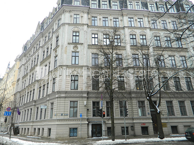 Fasādes māja, objektu apsargā fiziskā apsardze, ieeja no ielas, ir lifts, kāpņu telpa pēc Rīga - foto 11