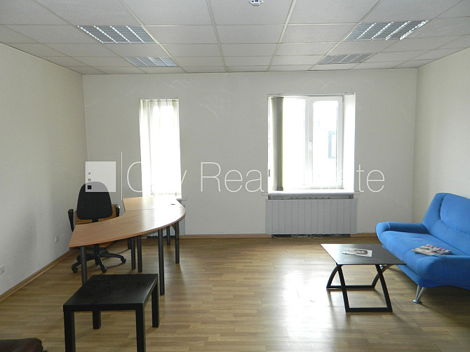 Fasādes māja, objektu apsargā fiziskā apsardze, ieeja no ielas, ir lifts, kāpņu telpa pēc Rīga - foto 6