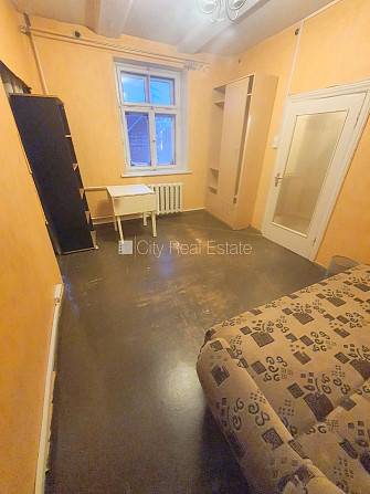 Fasādes māja, ieeja no ielas, logi vērsti uz ielas pusi, viena istaba izolēta, viena istaba Rīga - foto 2