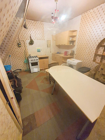 Fasādes māja, ieeja no ielas, logi vērsti uz ielas pusi, viena istaba izolēta, viena istaba Rīga - foto 1