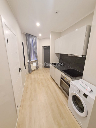 Pagalma ēka, renovēta māja, ieeja no ielas un pagalma, ir lifts, kāpņu telpa pēc kapitālā Rīga - foto 3