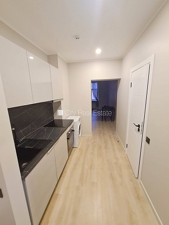 Pagalma ēka, renovēta māja, ieeja no ielas un pagalma, ir lifts, kāpņu telpa pēc kapitālā Rīga - foto 2