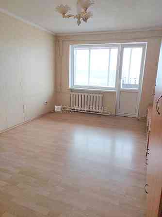 Фасадный дом, кирпичные стены, благоустроенный озеленённый двор, лестничная Тукумс и район