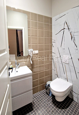 Fasādes māja, renovēta māja, labiekārtota apzaļumota teritorija, bruģēts piebraucamais Rīga - foto 5