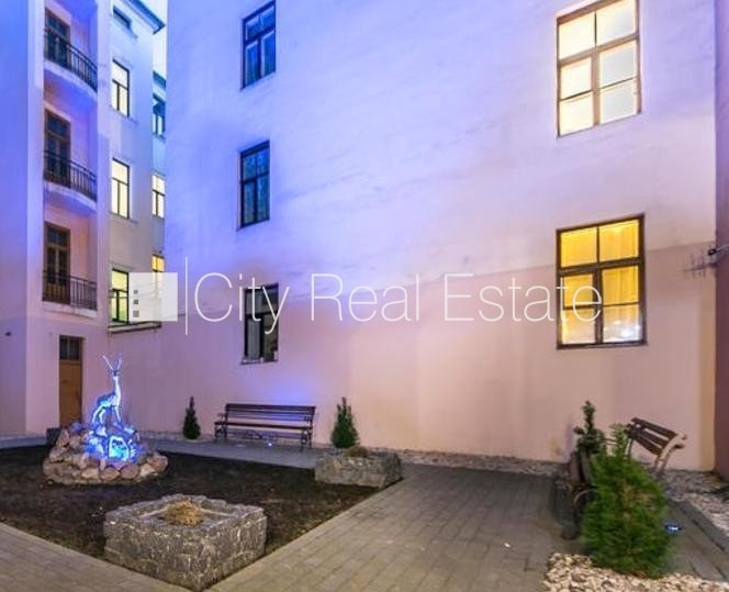 Fasādes māja, renovēta māja, ieeja no ielas, ir lifts, kāpņu telpa pēc kapitālā remonta, Rīga - foto 13