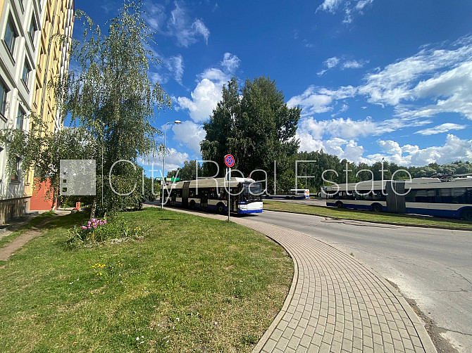 Fasādes māja, labiekārtots apzaļumots pagalms, vieta automašīnai, ir lifts, lodžija, logi Rīga - foto 16