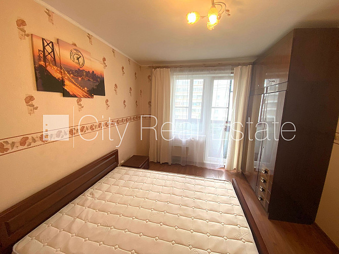 Fasādes māja, labiekārtots apzaļumots pagalms, vieta automašīnai, ir lifts, lodžija, logi Rīga - foto 3