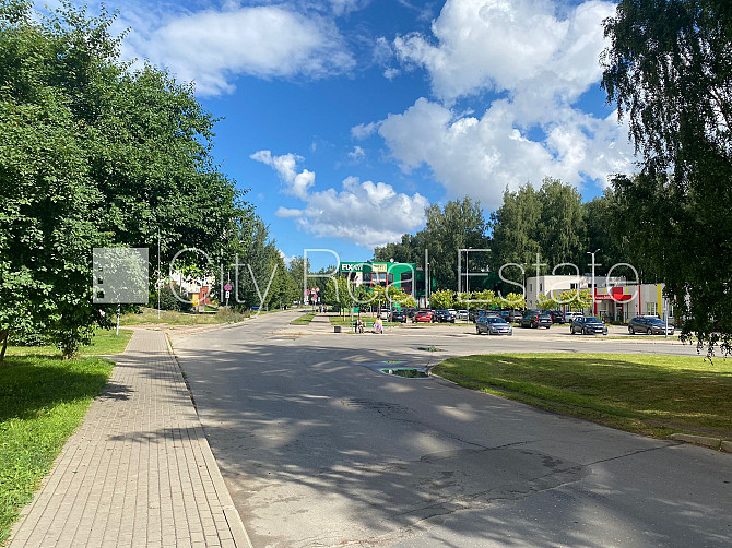 Fasādes māja, labiekārtots apzaļumots pagalms, vieta automašīnai, ir lifts, lodžija, logi Rīga - foto 17