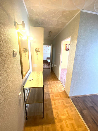 Fasādes māja, labiekārtots apzaļumots pagalms, vieta automašīnai, ir lifts, lodžija, logi Rīga - foto 12