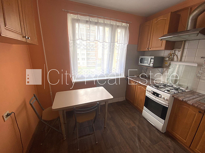 Fasādes māja, labiekārtots apzaļumots pagalms, vieta automašīnai, ir lifts, lodžija, logi Rīga - foto 7