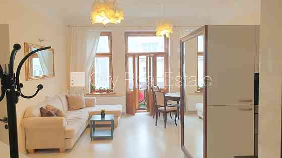 Фасадный дом, реновированный дом, вход с улицы, лифт, лестничная клетка после Rīga