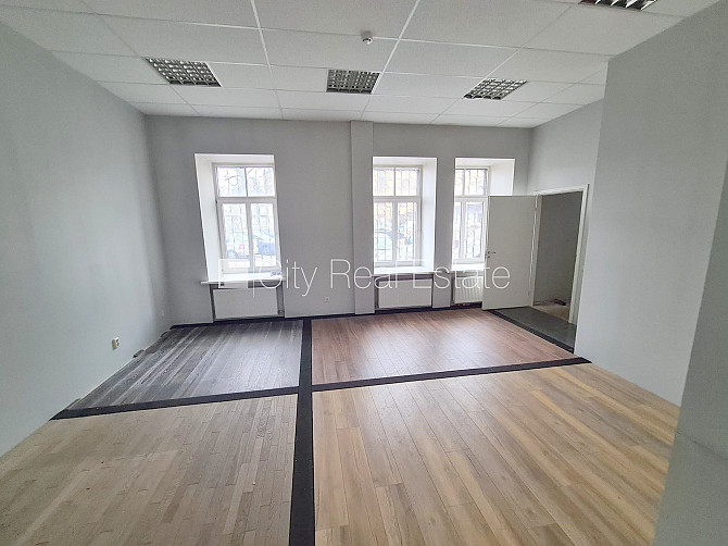 Fasādes māja, pagrabstāvā pieejama noliktava, vieta automašīnai, ieeja no ielas, ieeja no Rīga - foto 7