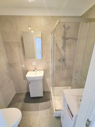 Fasādes māja, renovēta māja, ieeja no ielas, kāpņu telpa pēc kapitālā remonta, logi Rīga - foto 11