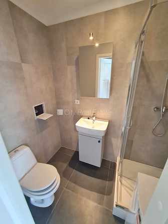 Fasādes māja, renovēta māja, ieeja no ielas, kāpņu telpa pēc kapitālā remonta, logi Rīga - foto 11