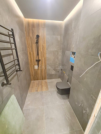 Pagalma ēka, renovēta māja, slēgta teritorija, ieeja no ielas un pagalma, kāpņu telpa pēc Rīga - foto 9