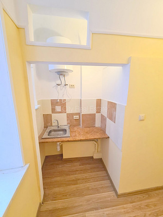 Pagalma māja, slēgts pagalms, ieeja no ielas, kāpņu telpa pēc kosmētiskā remonta, logi Rīga - foto 10