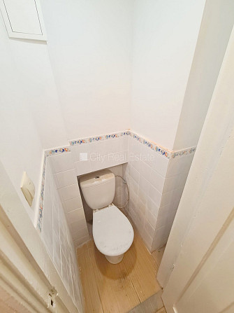 Pagalma māja, slēgts pagalms, ieeja no ielas, kāpņu telpa pēc kosmētiskā remonta, logi Rīga - foto 19