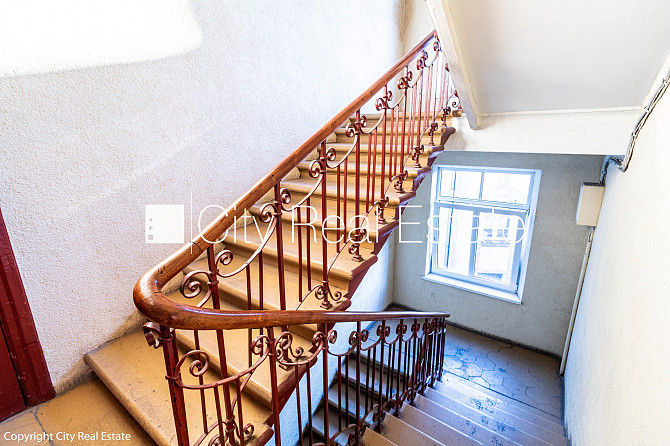 Pagalma māja, slēgts pagalms, ieeja no ielas, kāpņu telpa pēc kosmētiskā remonta, logi Rīga - foto 20