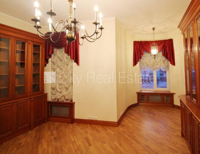 Fasādes māja, ieeja no ielas, kāpņu telpa pēc kosmētiskā remonta, logi vērsti mājas abās Rīga - foto 11