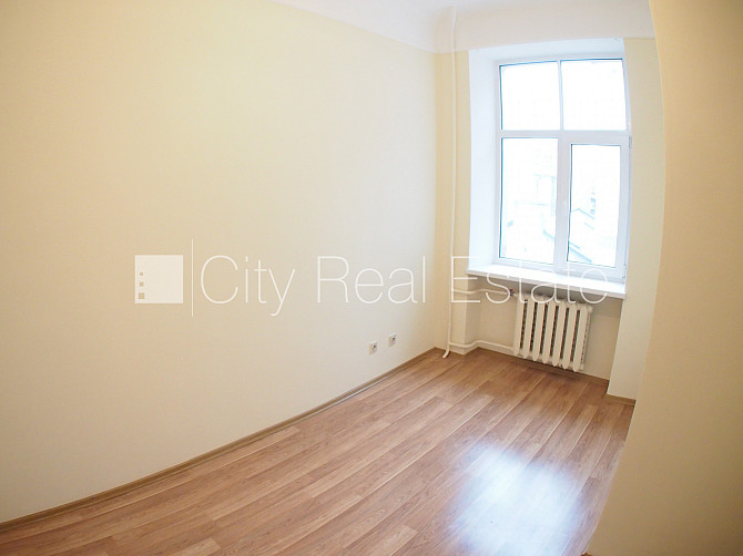 Fasādes māja, ieeja no ielas, ir lifts, kāpņu telpa pēc kosmētiskā remonta, logi vērsti uz Rīga - foto 2