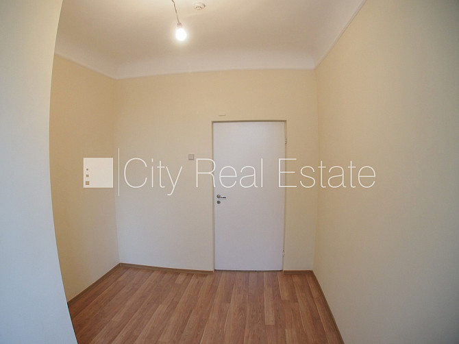 Fasādes māja, ieeja no ielas, ir lifts, kāpņu telpa pēc kosmētiskā remonta, logi vērsti uz Rīga - foto 6