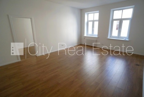 Fasādes māja, renovēta māja, viena kvadrātmetra apsaimniekošanas maksa mēnesī  1 EUR, ieeja Rīga - foto 1