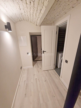 Fasādes māja, renovēta māja, slēgts pagalms, ieeja no ielas, puspagrabs, kāpņu telpa pēc Rīga - foto 8