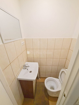 Fasādes māja, slēgts pagalms, ieeja no ielas, logi vērsti uz pagalma pusi, istaba izolēta, Rīga - foto 17